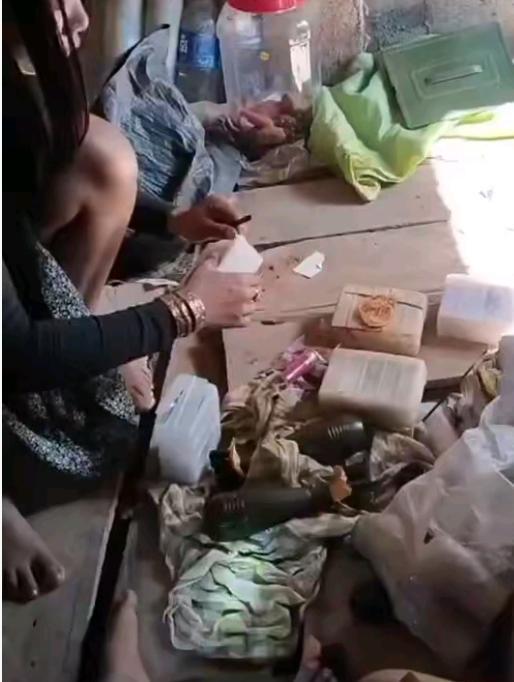 柬士兵拖家带口打仗，边民妇女徒手安装炸药，小朋友座在旁边吃着零食，柬埔寨打仗还能