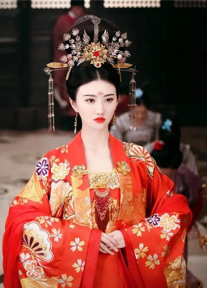 一天，唐德宗路过后花园，只见王贵妃披头散发，衣衫不整，穿着一身粗布衣服和宫女们打