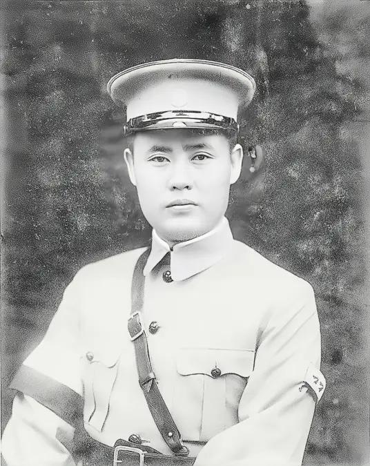 1955年授衔绝密一幕：傅作义拟授上将，毛主席一笔划掉：授他上将，是天大的委屈？