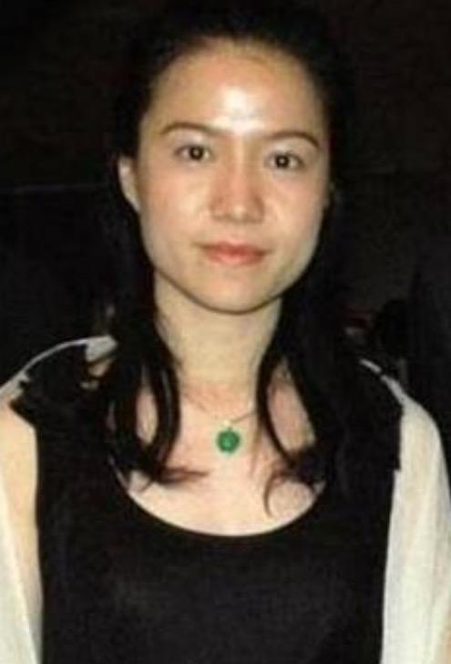 看到网友分享了翁帆近况带着母亲在新疆旅游，看状态已经走出了杨振宁去世的阴影她