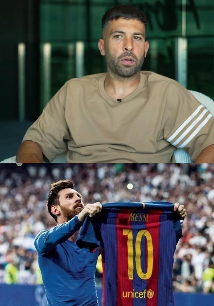 名场面之由来。阿尔巴谈及2017年梅西在皇家马德里球迷面前高举球衣的名场面：