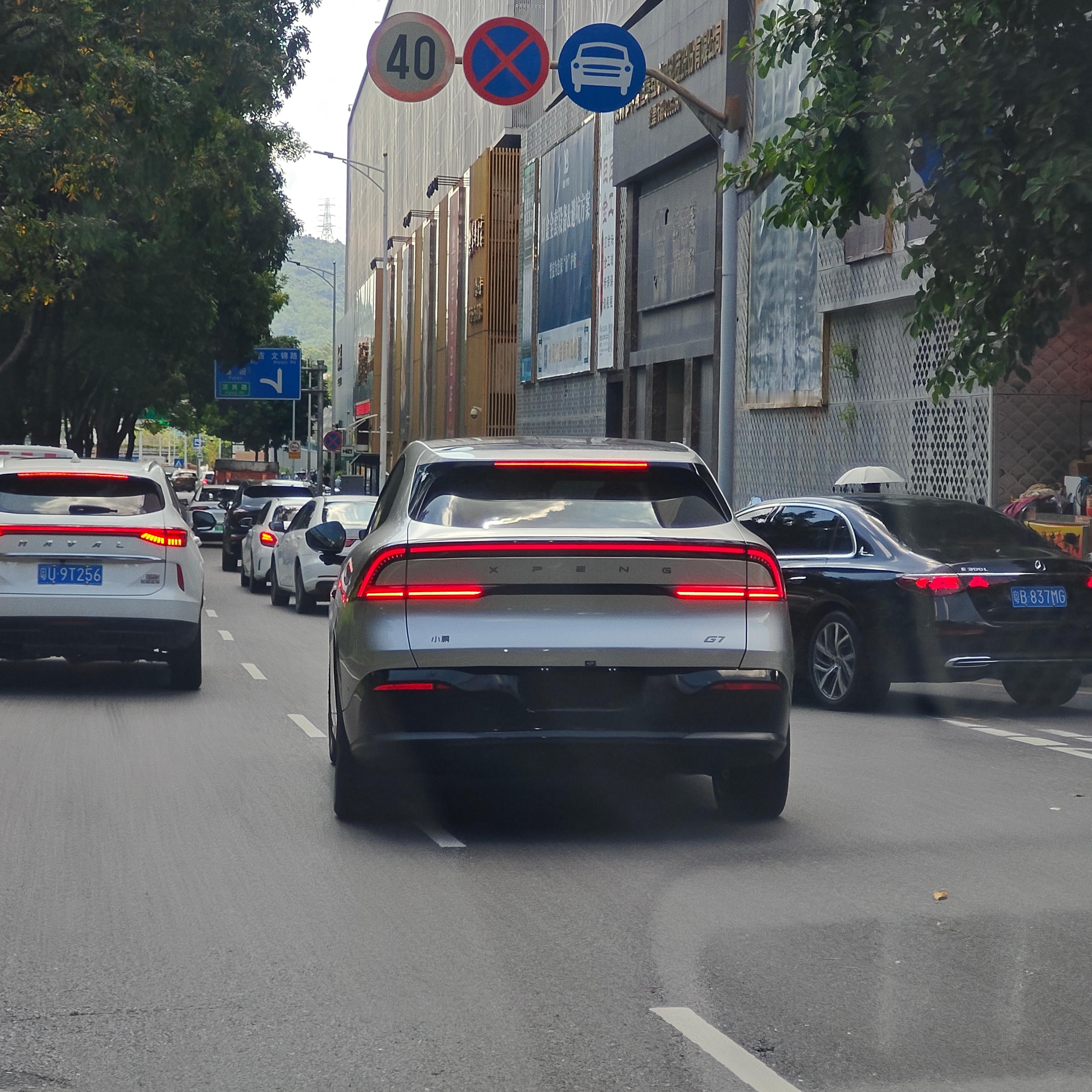 好多车anycar小鹏很远就能认出是小鹏，p7的设计延伸​​​