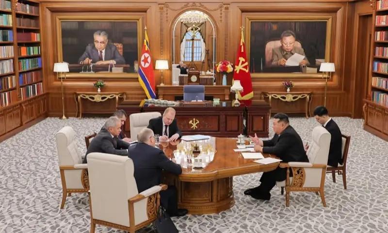 难得一见的金正恩办公室金正恩办公室位于劳动党中央本部大楼。2019年在发表新年