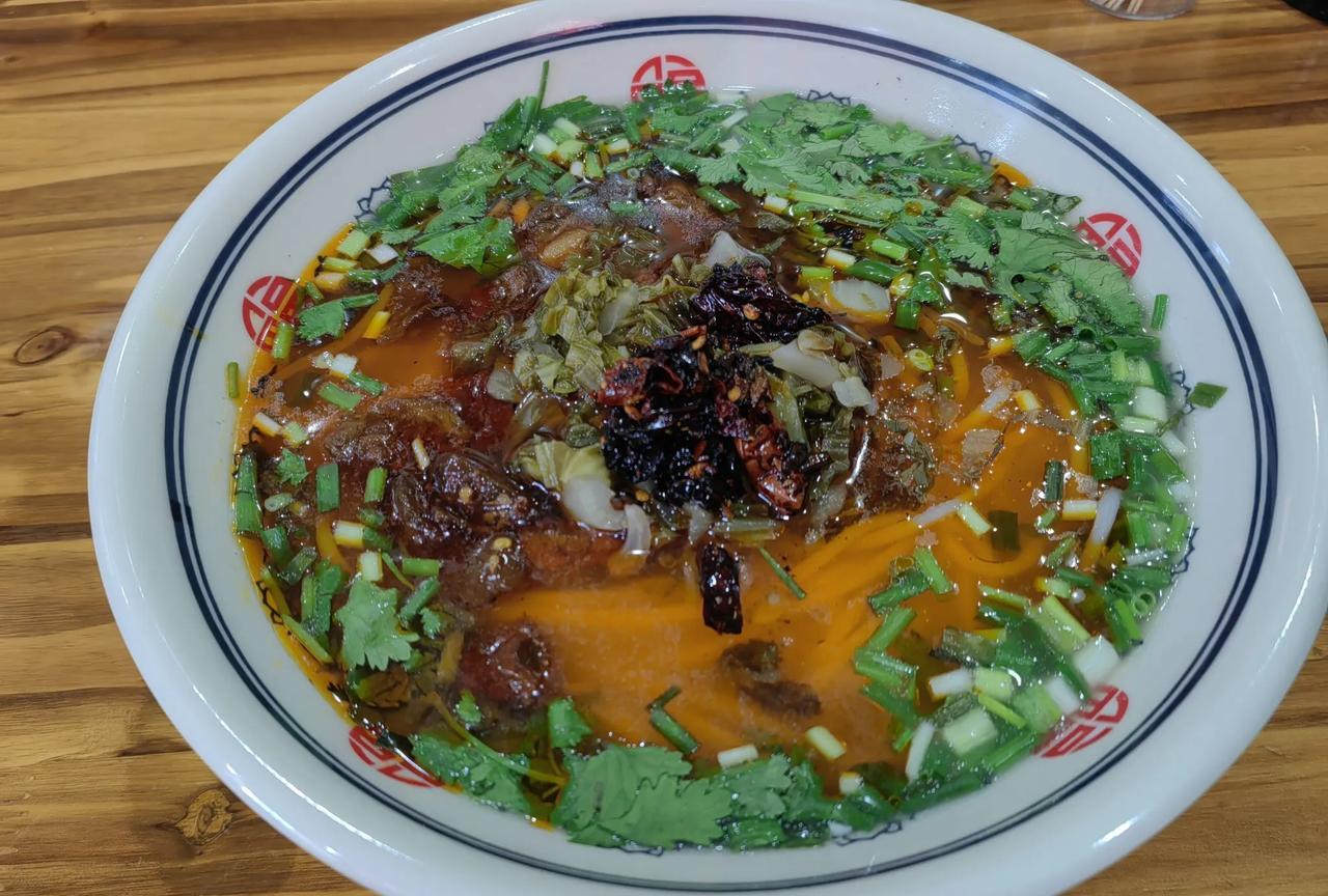 早上没在宾馆吃自助早餐，而是出门找了家路边花溪牛肉粉店。13元，巴适。