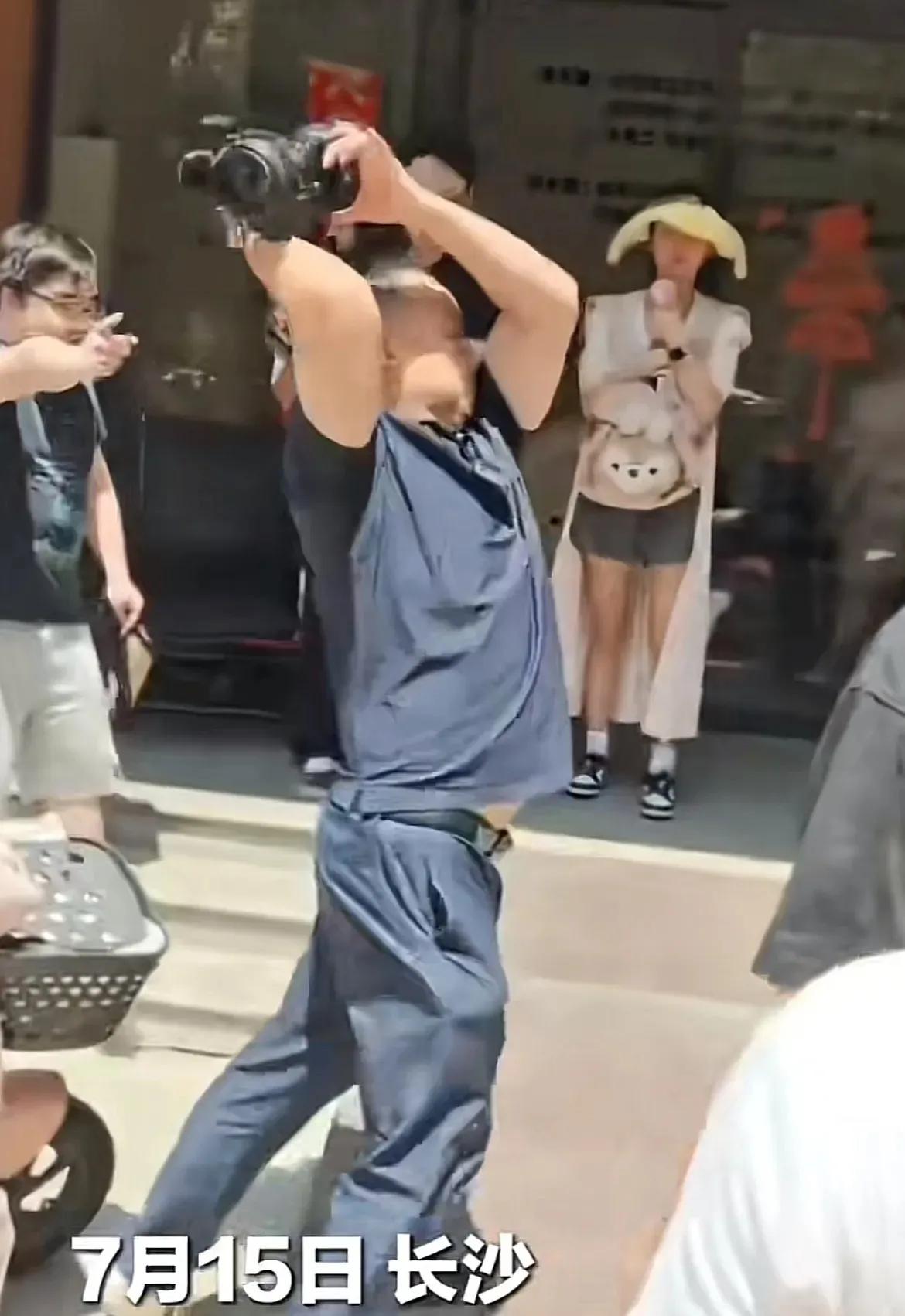 怒砸摄像机的老板也是吃了没文化的亏！ 长沙那位老板怒砸记者设备的事，最近闹