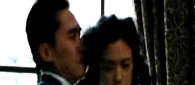 13次NG，真睡李安清场，只剩机器。梁朝伟喉咙滚动，汤唯指甲掐进掌心，旗袍