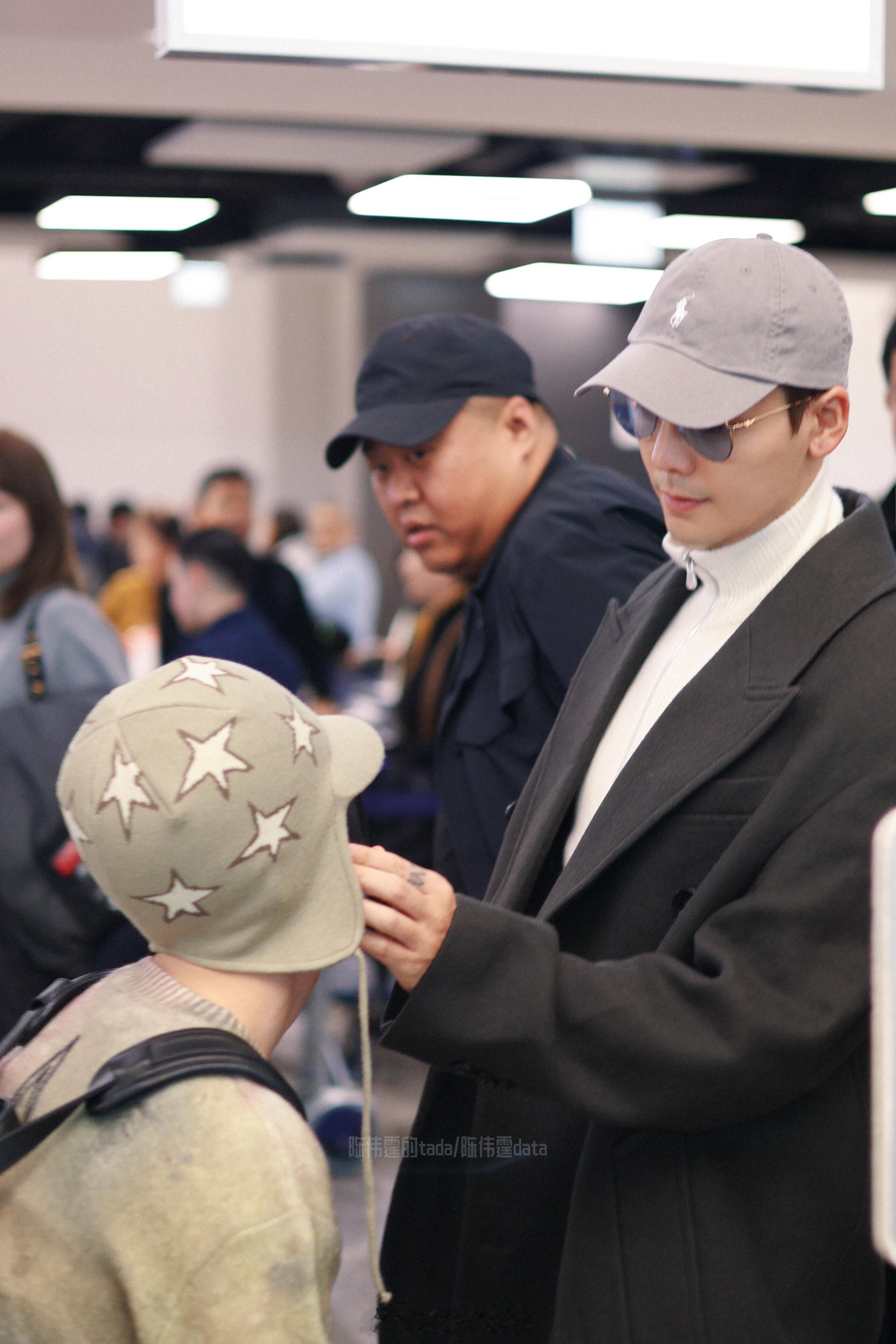 梦回潮流合伙人了陈伟霆帮范丞丞整理头发出发团意大利回国路透​​​