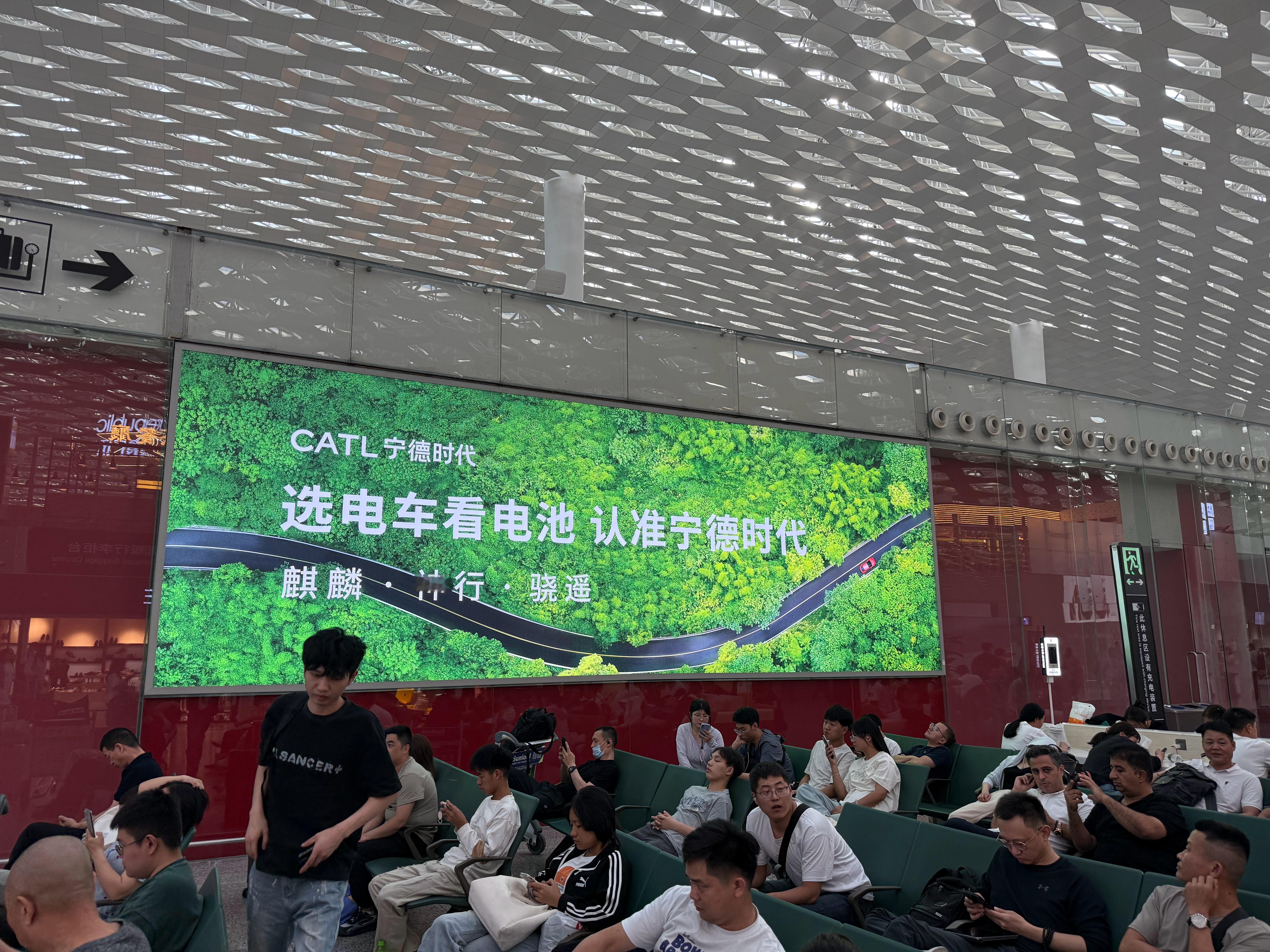 宁德时代的电池有一大特点那就是电芯一致性做的非常强电芯一致性比我们想象中更为重要