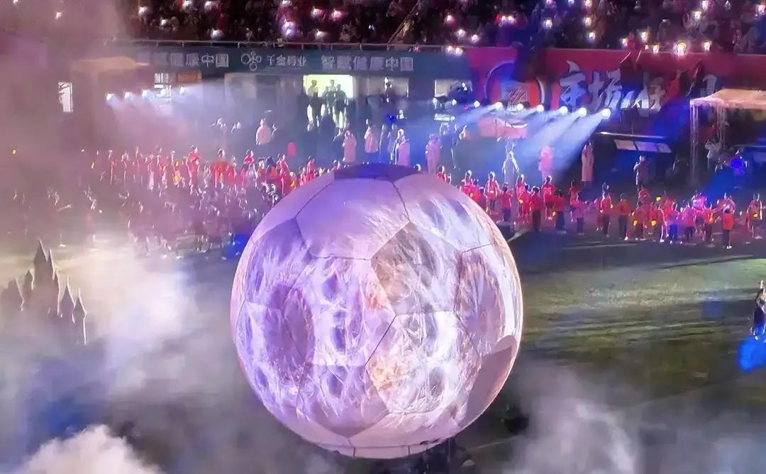 输球后，他们却在更衣室开香槟庆祝。你猜怎么着？省里考核，他们拿了接近满分。