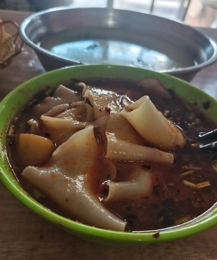 陕西一根面相当于某地一碗面，陕西人很地道，一般都是4根面吃的饱饱的，如果还吃不饱