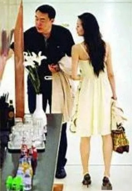 2006年，5届春晚的导演郎昆，在三婚妻子马艳丽出国时，与小20岁的舞蹈家刘岩牵
