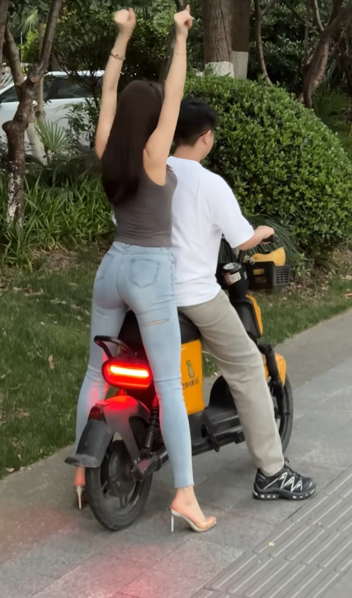 他就这样骑着车子走了？？？