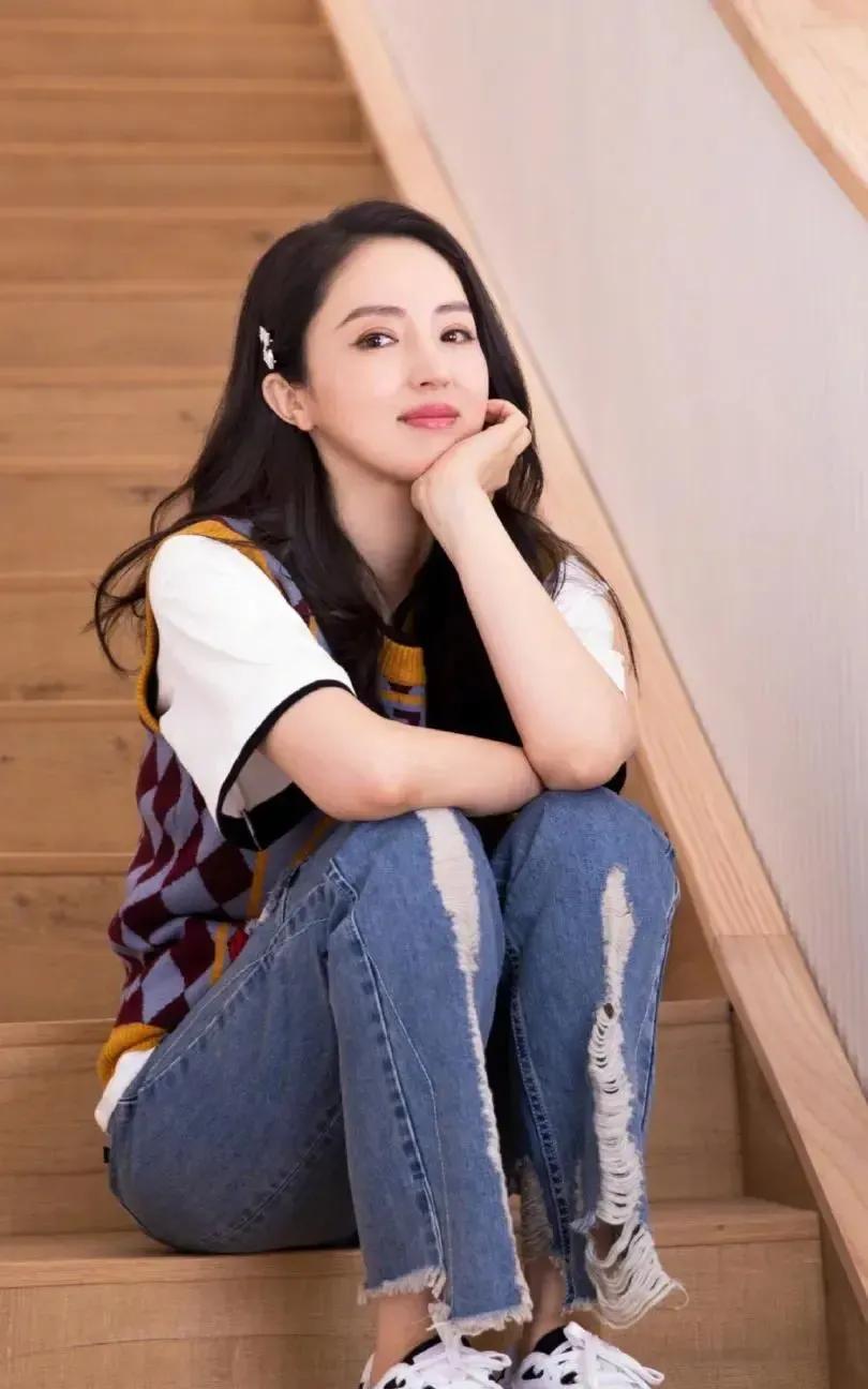 董璇二婚嫁给了小她九岁的张维伊，婚后觉得前夫女儿和张维伊生活在一起不合适，选择了