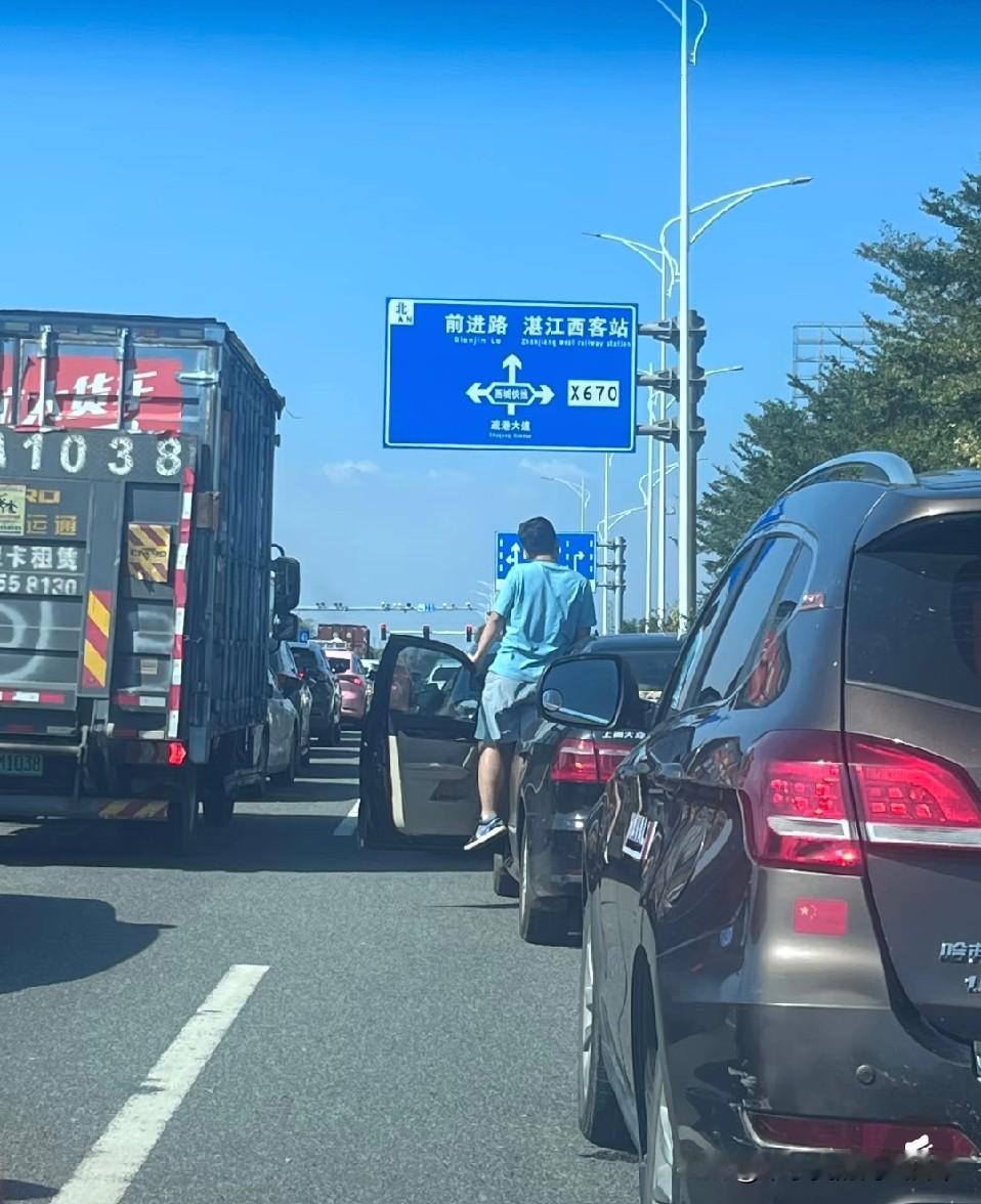 湛江西站不是一般的堵车！湛江西站的堵车，简直是现实版“移动监狱”！有小哥直