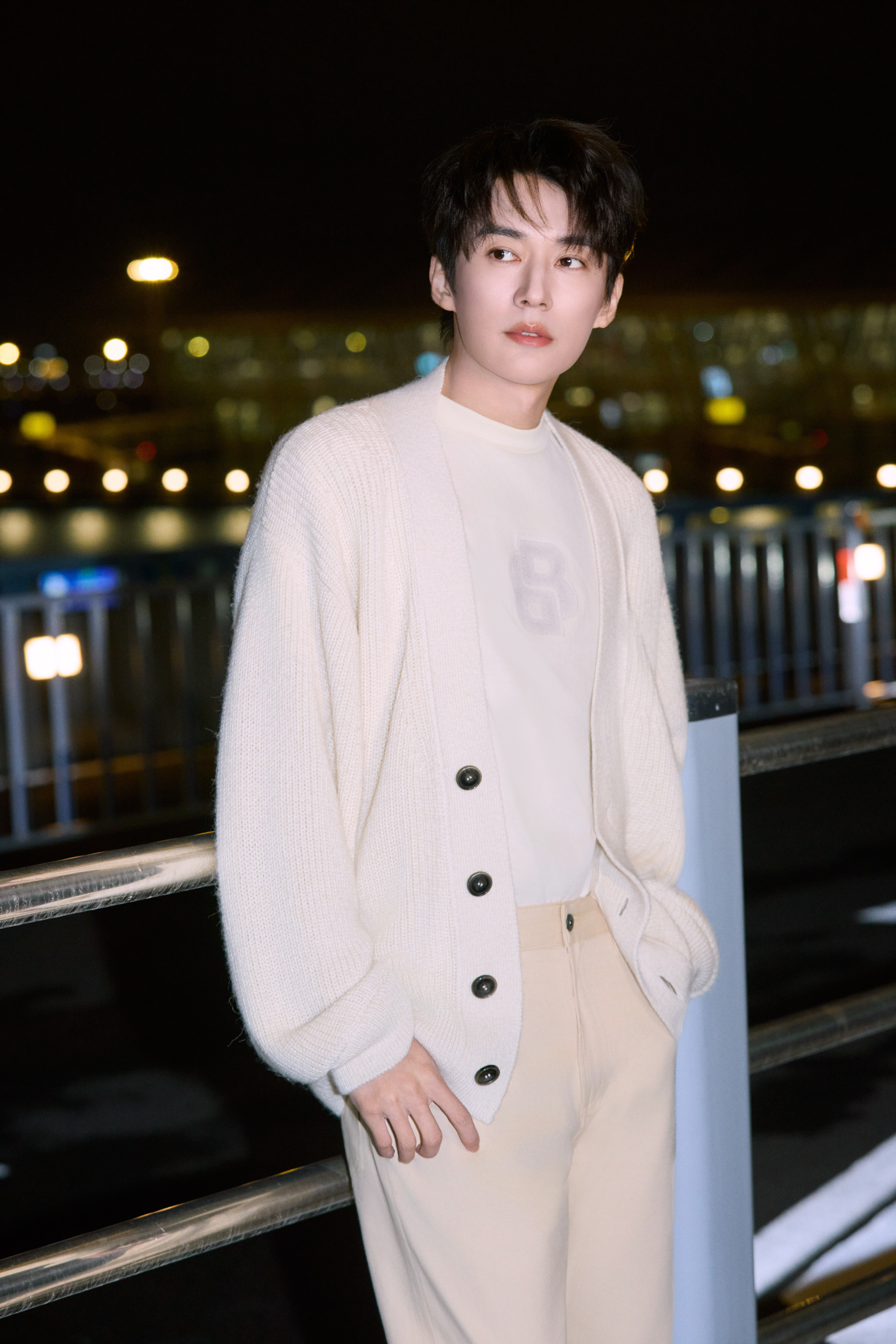 刘学义出发前往米兰时装周，即将亮相BOSS2026秋冬系列时装秀，机场Look