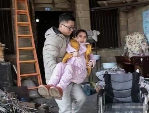 2019年，陕西一个小伙在网上交了重庆的女朋友，等他大老远跑去见面时，才发觉对方