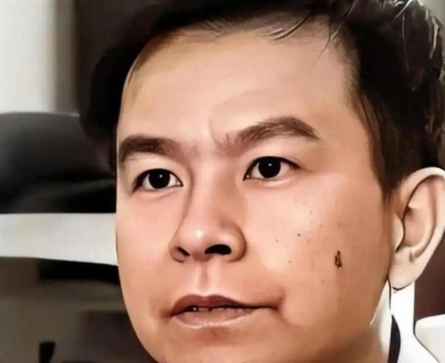 1992年，浙江大学电子系的高材生李红涛，因诈骗被抓进昆明的派出所，居然趁民警低