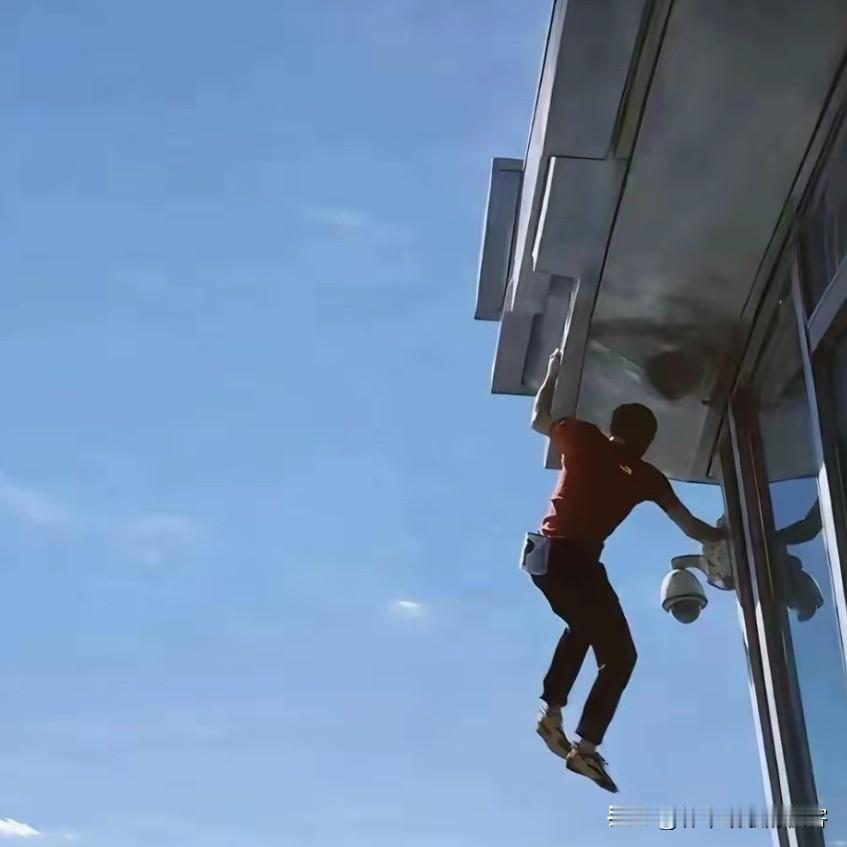 看无防护攀岩大神亚历克斯爬台北101的现场，这90度的直角岩壁配着通天的高度，能