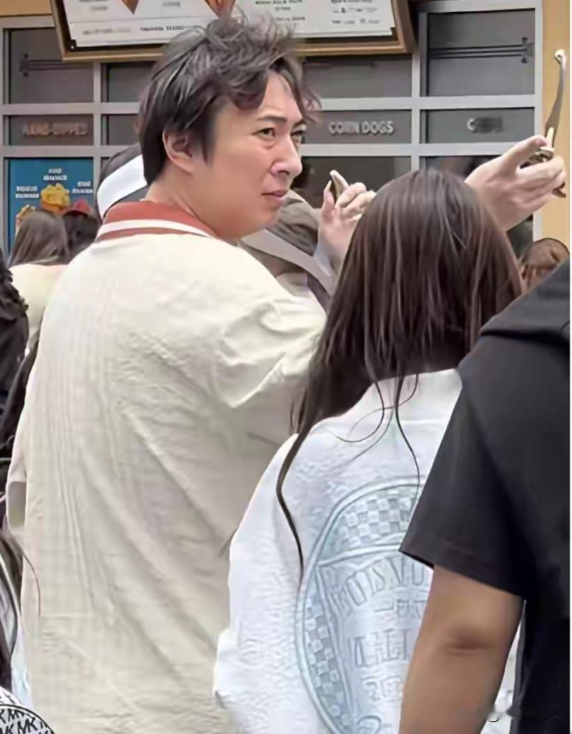 看看在环球影城排队买门票的王思聪，38岁的他头发潦乱，白头发显眼，眼眶浮肿，眼神