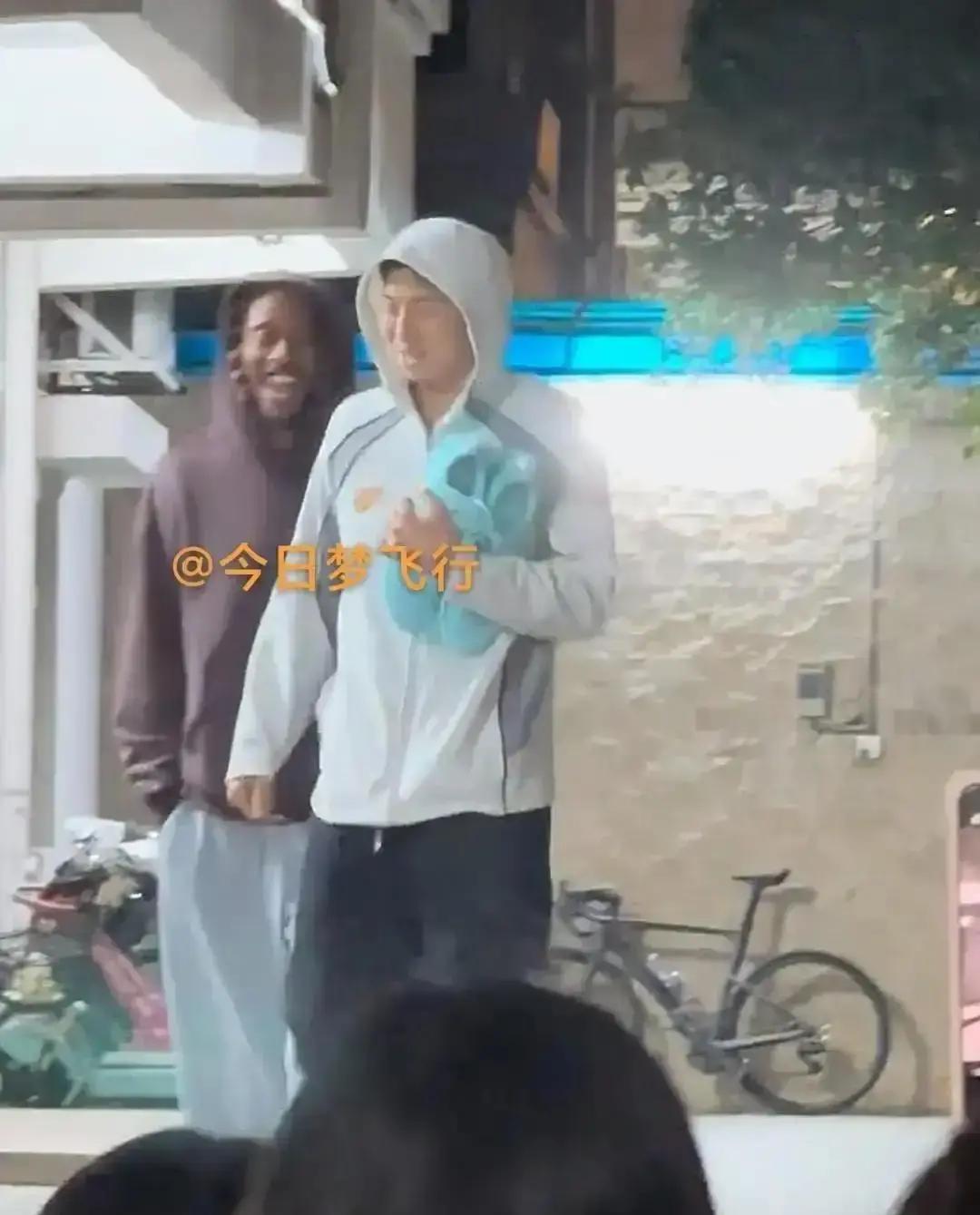 看到崔永熙坐替补席就开喷的，停一秒。广东队医组刚定下死规矩：他俩的康复进度