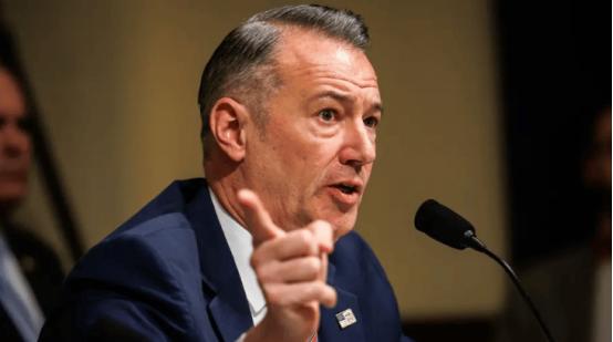 美国ICE代理局长托德·莱昂斯突然宣布辞职，5月底就彻底走人，紧接着，白宫发言人