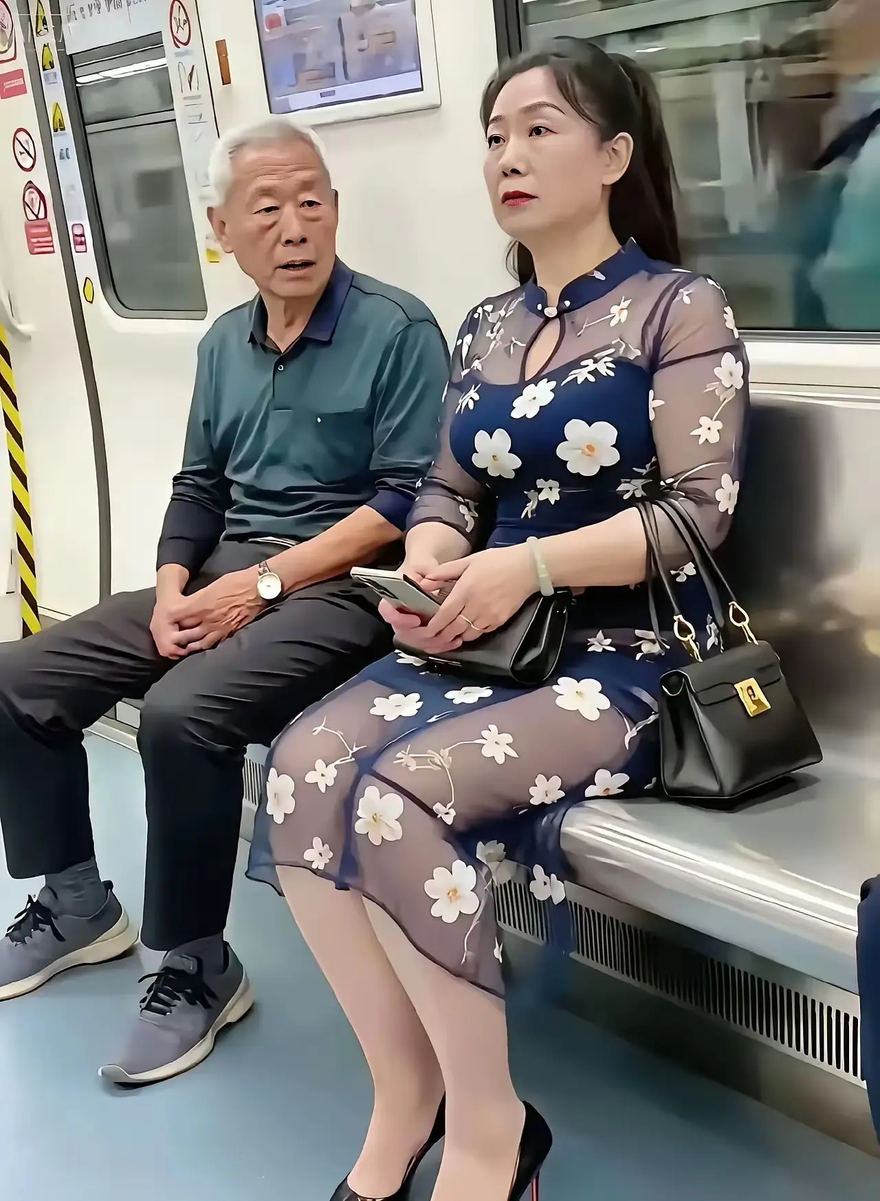 应该用哪一个成语，来形容大爷的眼神呢？