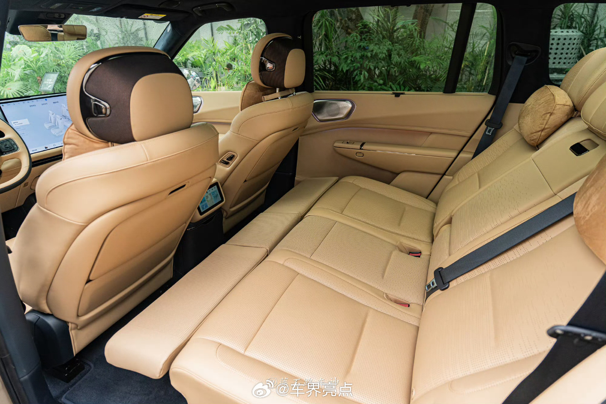 SUV车型玩第二排腿部空间肯定不如MPV的优势900再怎么舒展腿托地方就这么大如