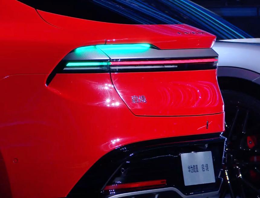 启境GT7这个小蓝灯也太好看了大灯中间有一个，前脸合计2个；侧面有一个，左右