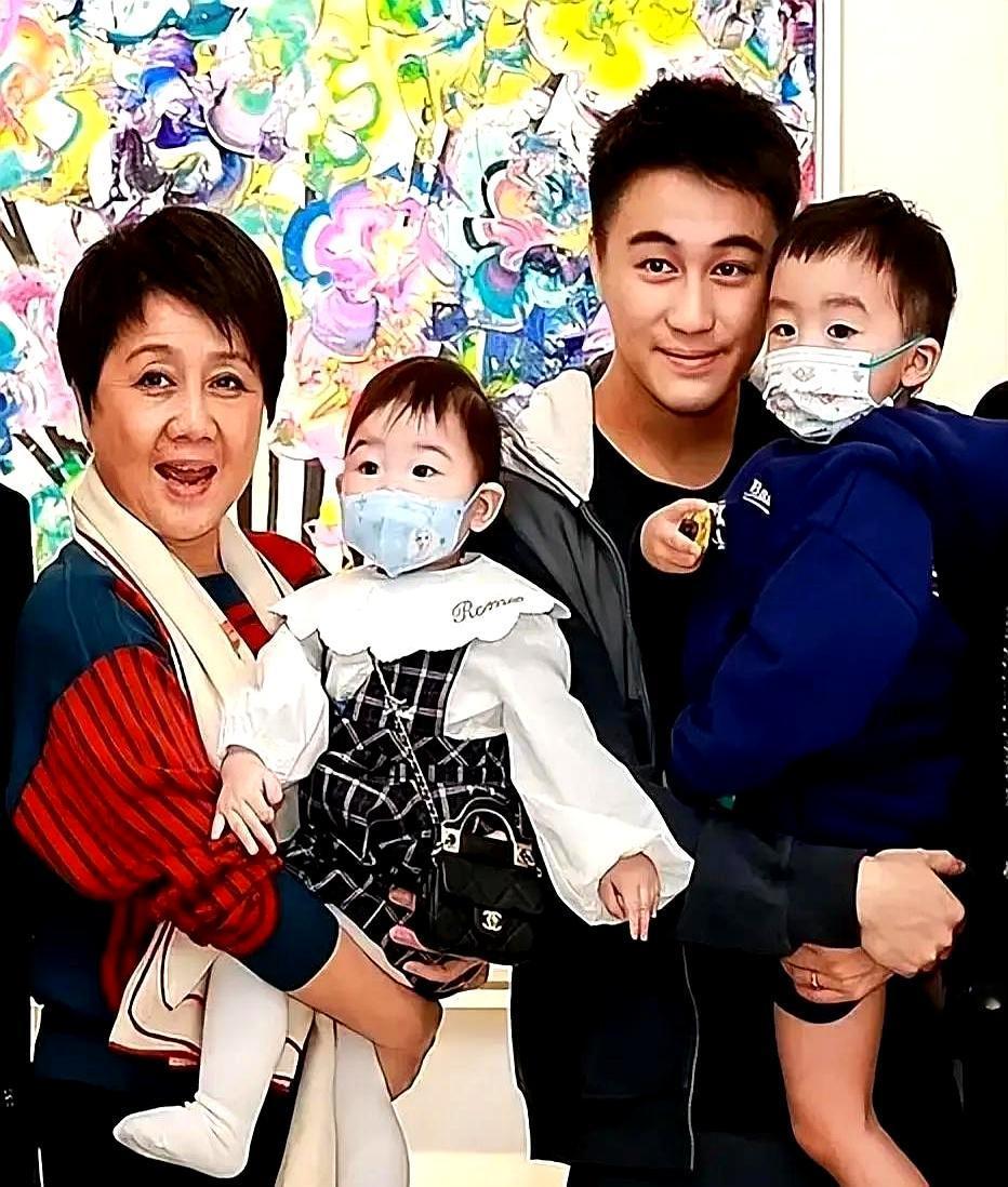 98岁赌王再添男丁三房陈婉珍的儿子何猷启出生那年，赌王已经70岁，大家以