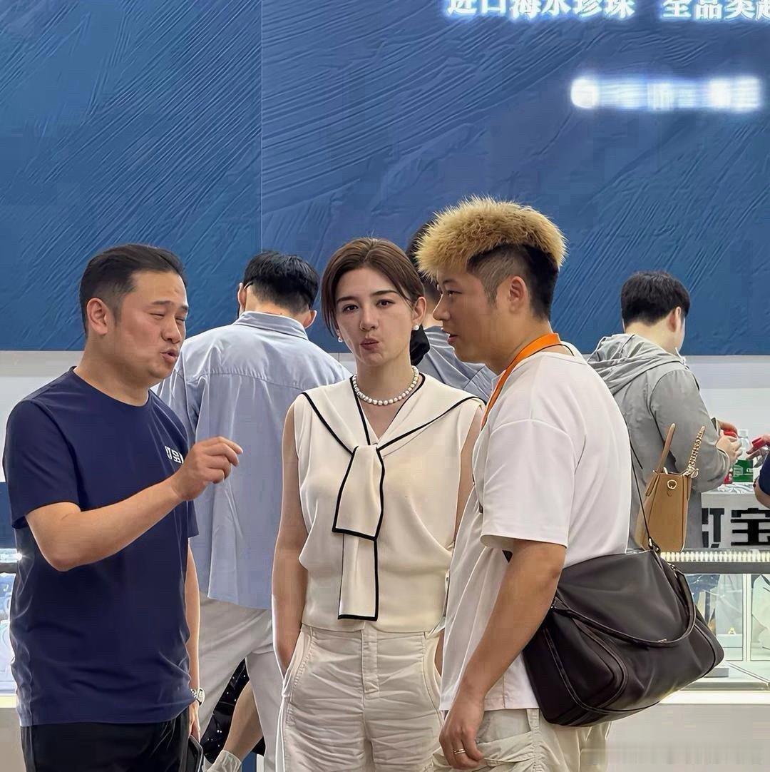 看来再贵的裤子都会有褶。