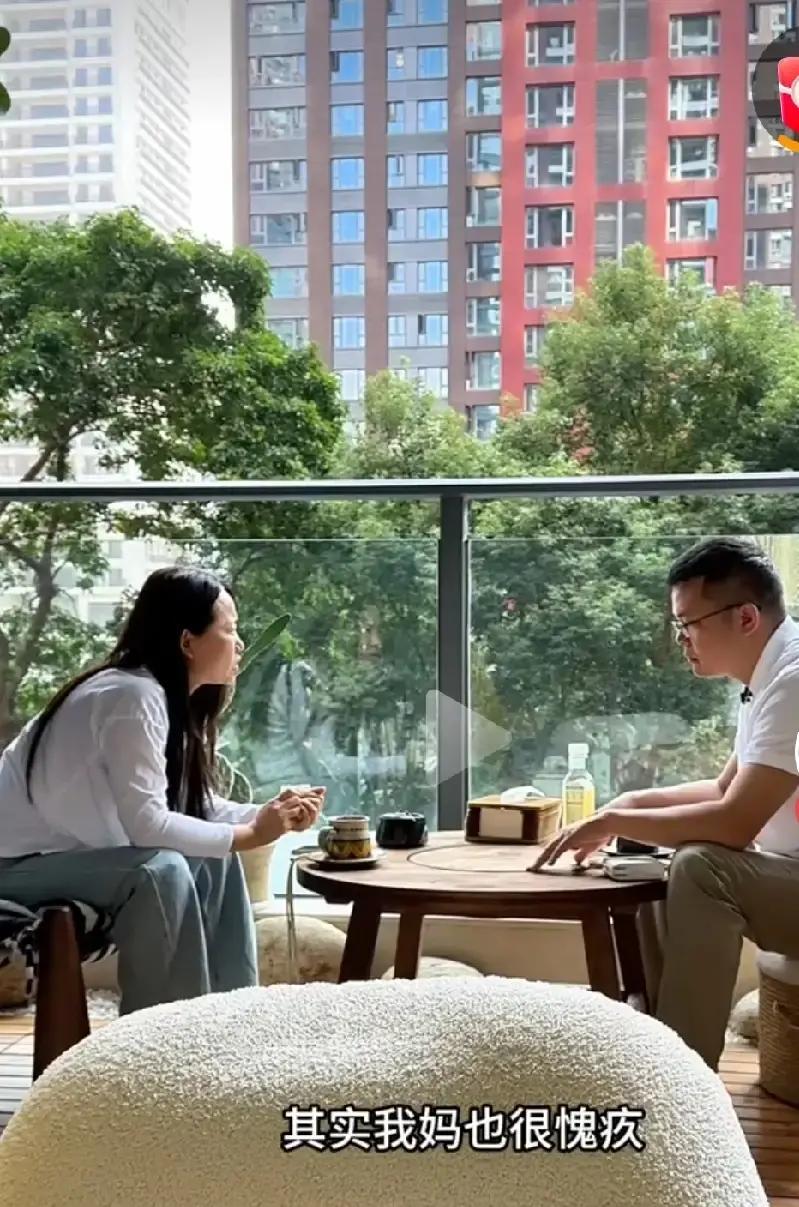 原来小凤妈妈不来深圳是有原因的。本来对自己的老父亲就些内疚。结果这一下，内