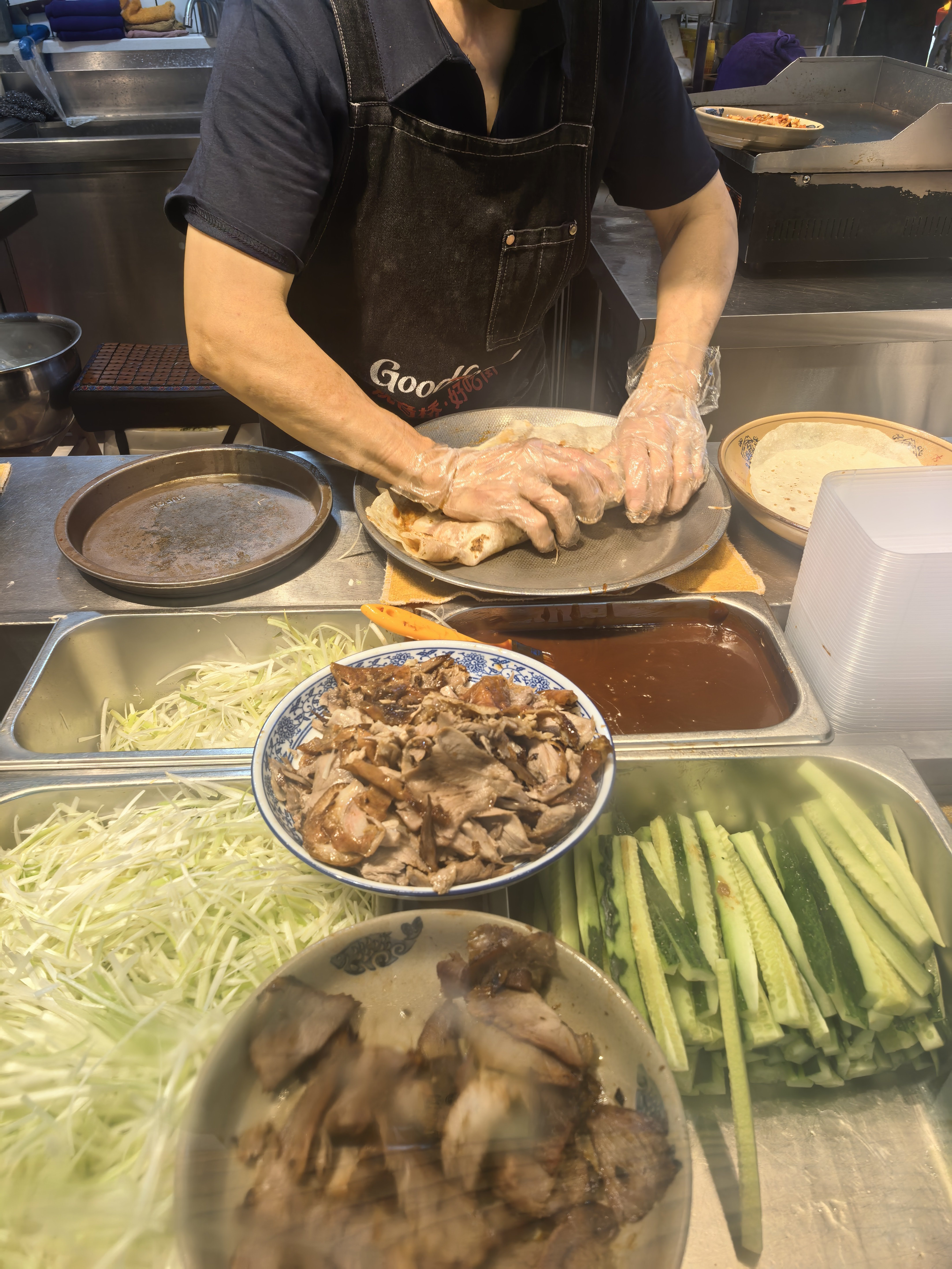 晚饭吃两个烤鸭卷。。。