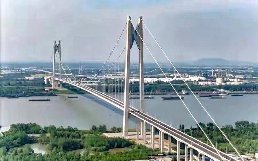 幸福来的太突然了，南京又一座过江大桥通车了，那就是新生圩长江大桥，就是市民说的仙