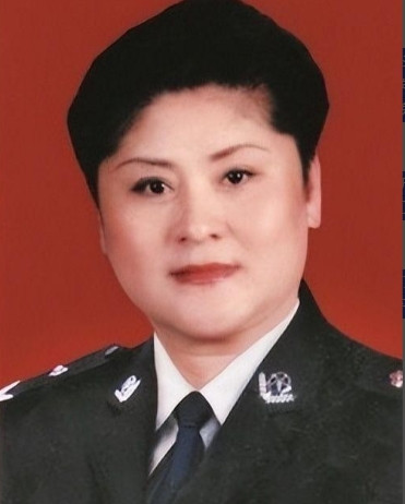 1988年，郑州火车站一姑娘被两名大汉强行塞入出租车内，就在车子一个急刹车时，姑