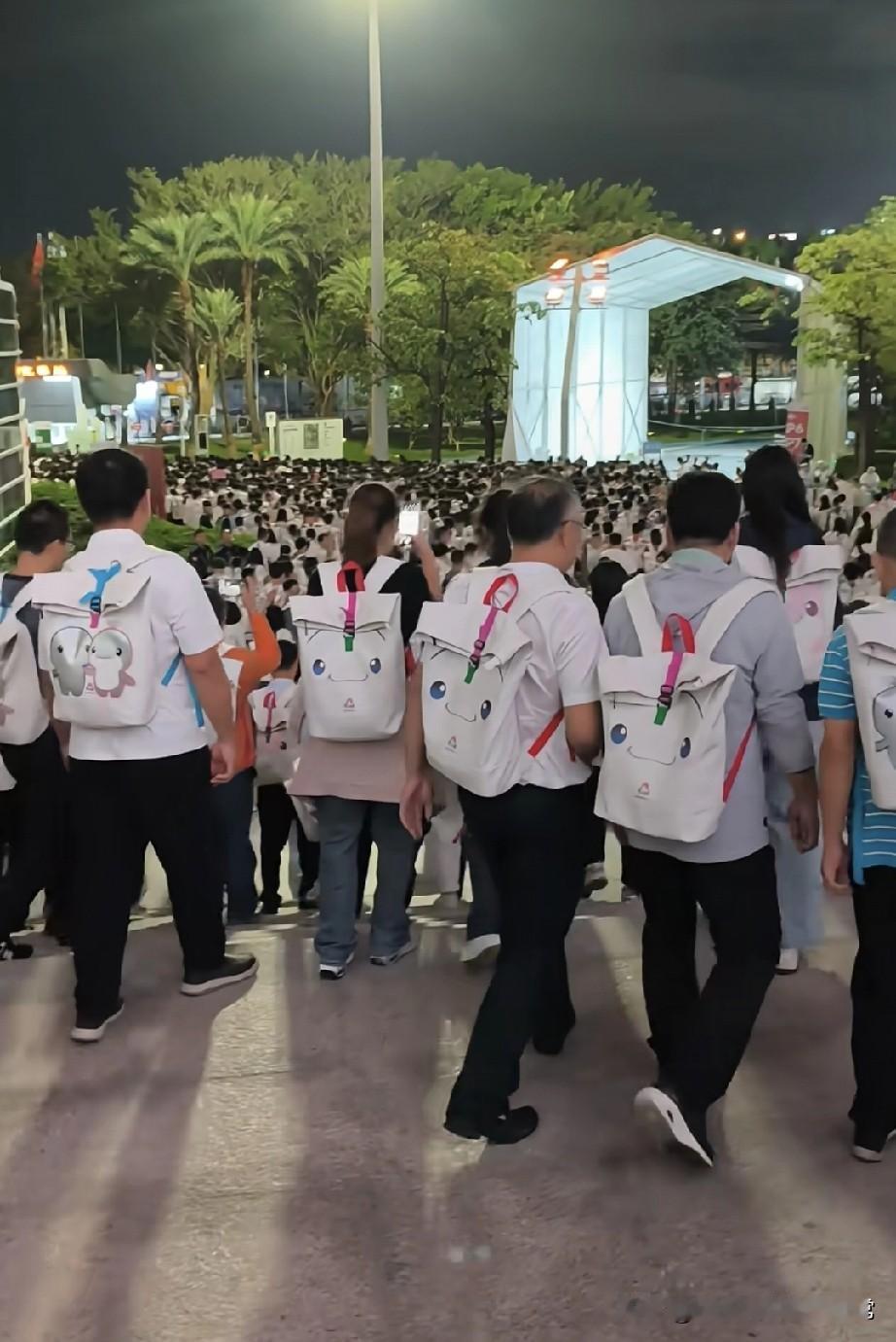 全运会我唯独这场面没绷住!谁能想到广州奥体中心的夜，能被一群“背卡通包的大