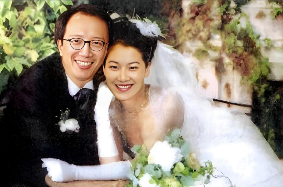 2019年，67岁的梁锦松为了让伏明霞生孩子，花100亿买下亚洲最豪华的大医院，