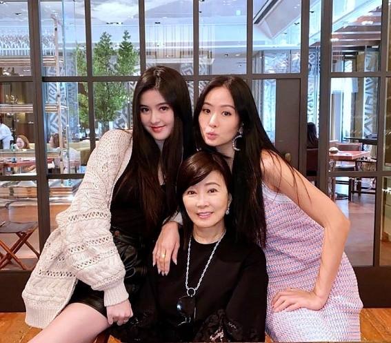 47岁孙芸芸当外婆，这在她们家并不稀奇，因为她自己21岁就生下了女儿廖思维。