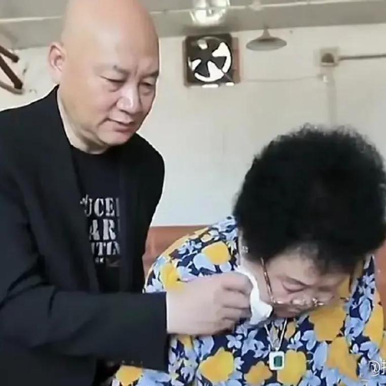 85岁陈丽华离世！迟重瑞的温柔，藏着最动人的爱情4月7日，85岁陈丽华去世