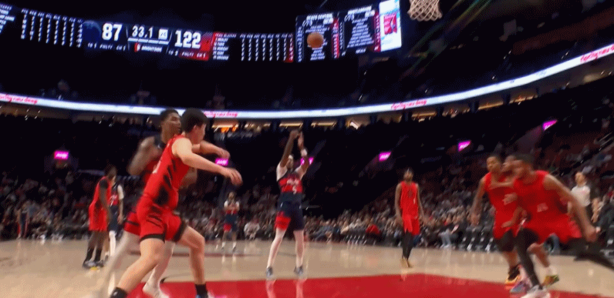 NBA杨瀚森再遭黑哨，这怎么被抱摔倒地了，还被吹了技术犯规，有没有懂球的说说？