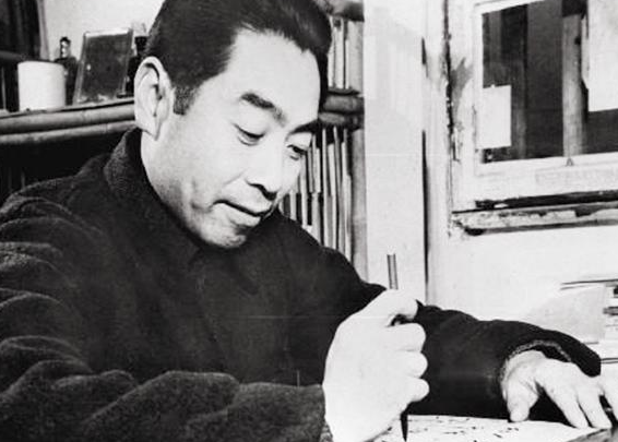1955年，记者故意刁难周总理：为何要用美产钢笔？他的回答让记者羞愧不已时