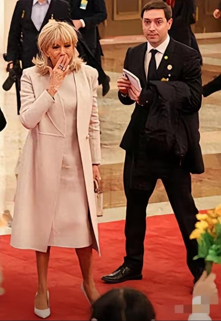 12月4日北京，马克龙夫妇出席人民大会堂欢迎仪式，72岁的布里吉特真抗冻，她光腿