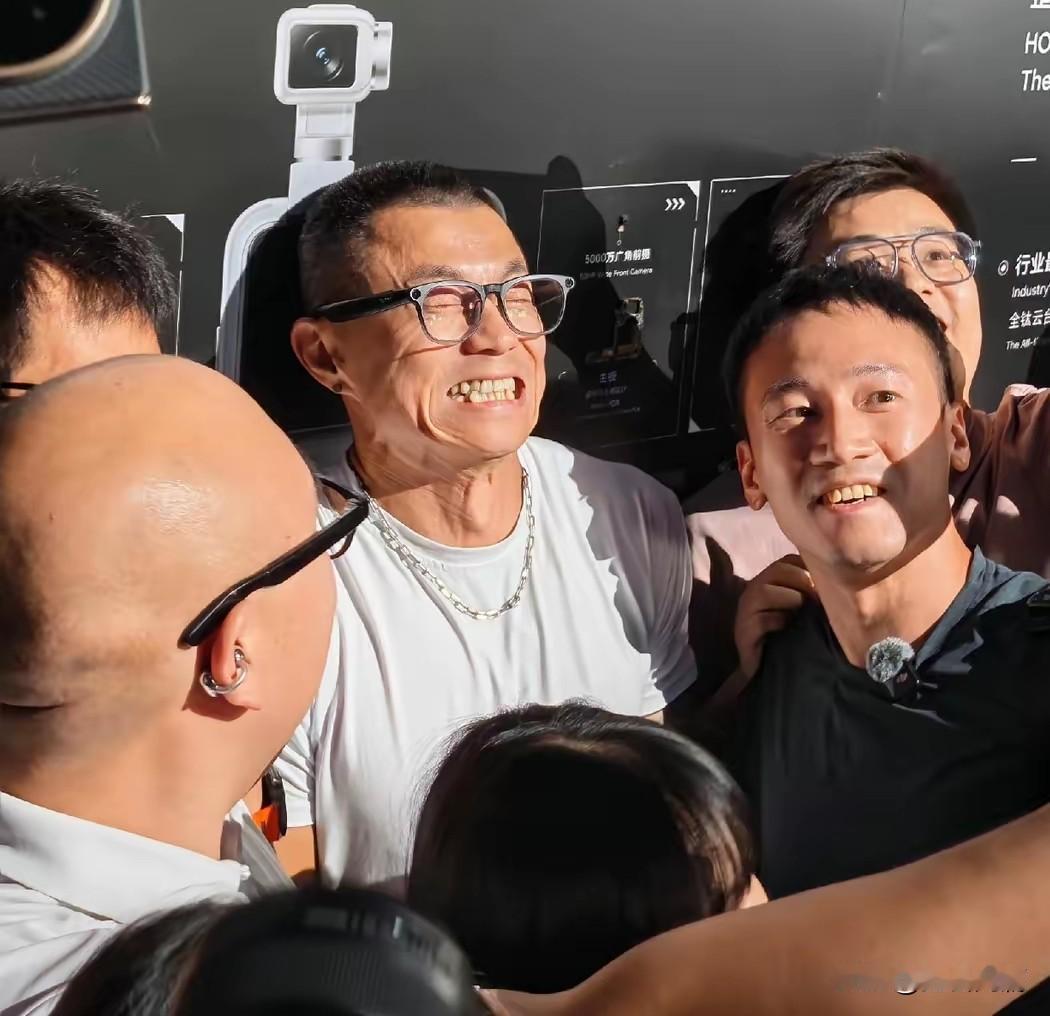 互联网真的是两极分化的娱乐场。陈震，车圈大v，因为偷税漏税被禁言了半年。复出