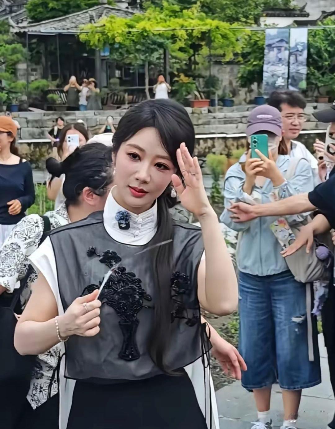 杨紫⁠﻿不靠﻿滤镜‏的话，确实能⁠﻿‎看出一些岁月‎⁠的痕迹了。