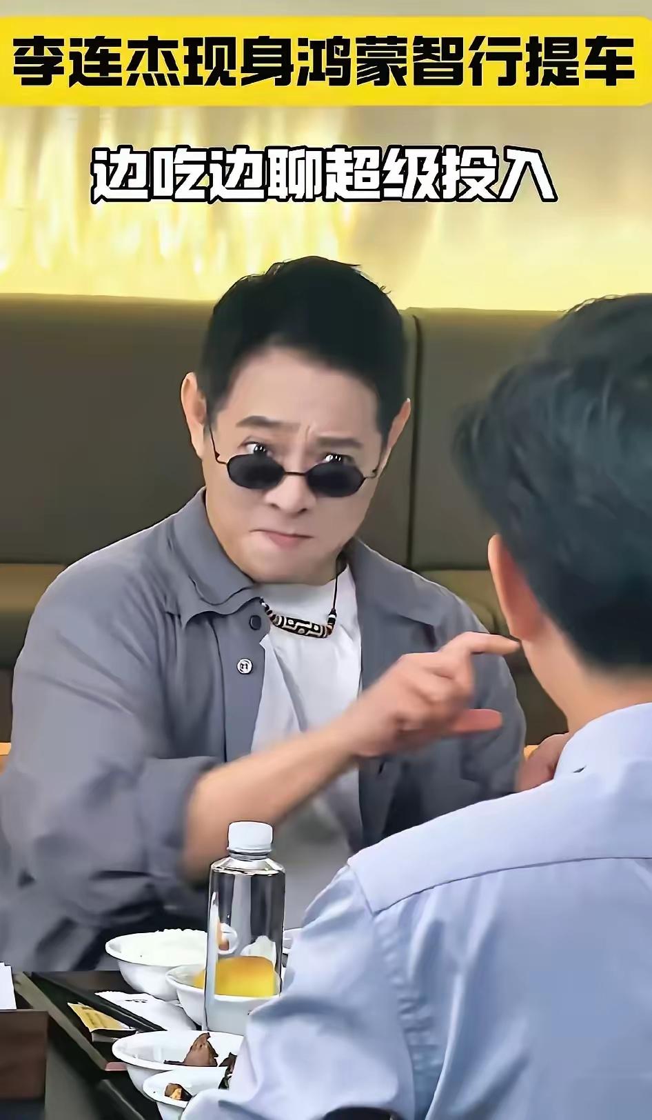 功夫巨星李连杰已经60多岁了。​第一幅图就是他现在60多岁的样子。​第二幅图
