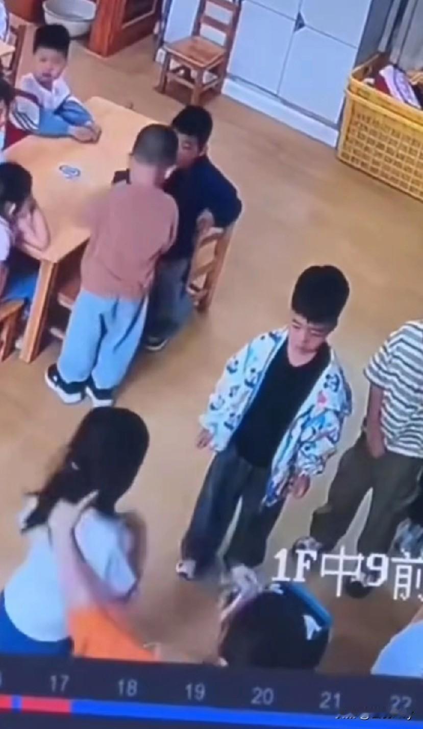太猖狂了！监控底下还做出如此动静！江苏丰县机关二幼幼师，简直就是无法无天，公