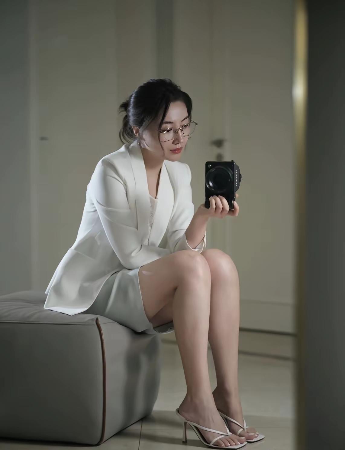 职业装穿搭，气质拉满，精英女性你认为最有气质的美女是谁