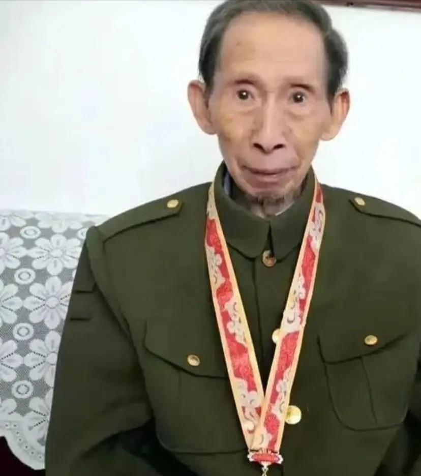 【故事】1956年，中南大学学生王明健在毕业前一天，突然被两名没有任何军衔与职务