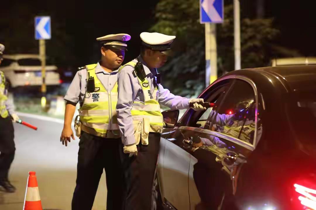 北京夜查“酒驾猎手”上线！天通苑1小时逮4人双节前北京交管夜查超给力，像布