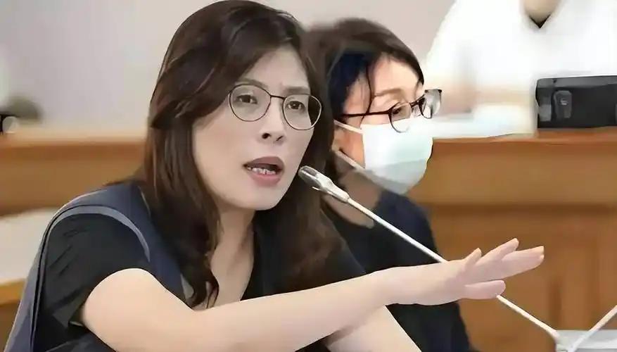 郑丽文上任第一天，“救生圈”，“软刀子”一应俱全国民党全代会这天，郑丽文刚