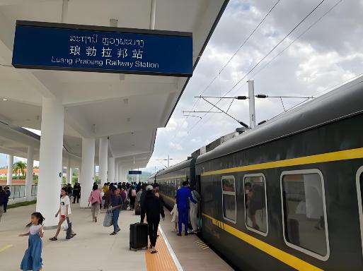 我发现，老挝现在已经开始在琢磨把铁路改成双线了。要知道，当初规划的时候，中老铁路